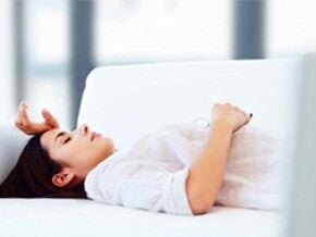Femme allongee dans son lit Femme allongee dans son lit