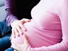 Une mère enceinte lit des conseils pour préparer l'arrivée de son bébé Une mère enceinte lit des conseils pour préparer l'arrivée de son bébé