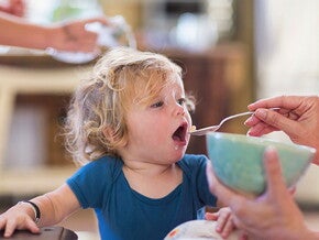 Bebe mange son repas Bebe mange son repas