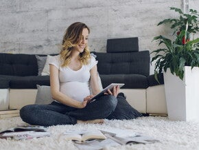 امرأة حامل تبحث عن نصائح الحمل امرأة حامل تبحث عن نصائح الحمل