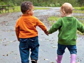 Deux bebes tenant les mains Deux bebes tenant les mains