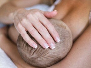 Maman carrese son bebe Maman carrese son bebe