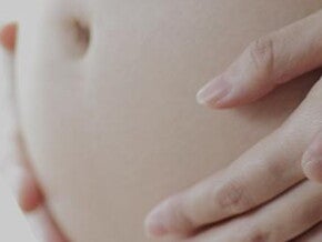 Femme enceinte avec des jumeaux Femme enceinte avec des jumeaux